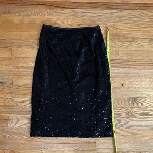 BB Dakota size 6 sequence black pencil skirt. Never worn in excellent condition.
